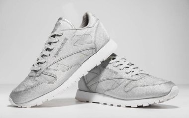 Kent, UK 05 / 05 / 2018 kadın Reebok Classic Trainers Metallic Silver Glitter Snow Grey ve White unisex Stone Trainer antika İngiliz yapımı ayakkabılar. Parlak parlak ayakkabılar..