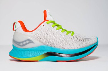 Kent, UK 01.01.2023 Endorfin değişen kadınlar koşu ayakkabısı beyaz mutant kadınlar egzersiz ayakkabısı. Modern ve şık hafif koşu ayakkabıları. Atletizm ve maraton ekipmanları. 