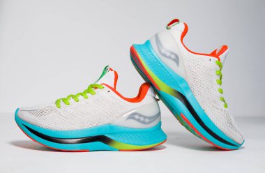 Kent, UK 01.01.2023 Endorfin değişen kadınlar koşu ayakkabısı beyaz mutant kadınlar egzersiz ayakkabısı. Modern ve şık hafif koşu ayakkabıları. Atletizm ve maraton ekipmanları. 