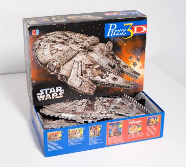 Kent, uk 01.01.2023 PUZZ 3D Yıldız Savaşları Milenyum Şahini Yapboz. Resmi Yıldız Savaşları klasik bulmacası. Uzay gemisi Yıldız Savaşları malları. yapboz 3d yapbozu.