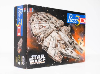 Kent, uk 01.01.2023 PUZZ 3D Yıldız Savaşları Milenyum Şahini Yapboz. Resmi Yıldız Savaşları klasik bulmacası. Uzay gemisi Yıldız Savaşları malları. yapboz 3d yapbozu.