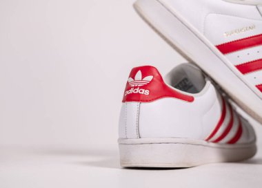 Kent, uk, 05.05.2020 adidas Original Superstar Foundation White & Red Trainers Shoes hip hop stili spor ayakkabıları. Adidas süperstar eğitmenleri, modası geçmiş New York sokak modası..