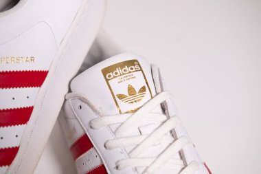Kent, uk, 05.05.2020 adidas Original Superstar Foundation White & Red Trainers Shoes hip hop stili spor ayakkabıları. Adidas süperstar eğitmenleri, modası geçmiş New York sokak modası..