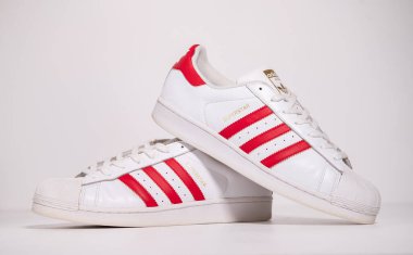 Kent, uk, 05.05.2020 adidas Original Superstar Foundation White & Red Trainers Shoes hip hop stili spor ayakkabıları. Adidas süperstar eğitmenleri, modası geçmiş New York sokak modası..