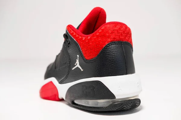 Kent 2023 Nike Air Jordan Max Aura 3篮筐复古篮球运动鞋教练 与白色工作室背景隔离 古老的运动稀有的纪念品 — 图库照片