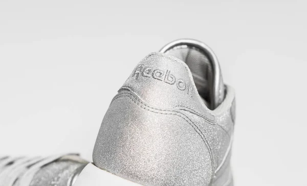 Kent 2018年女性Reebok经典培训师金属银闪闪雪灰和白石培训师复古英国制作的鞋子 色彩艳丽的鞋子 — 图库照片