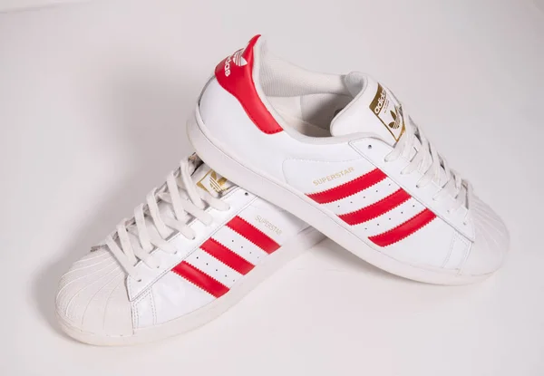 Kent 2020 Adidas Original Superstar Foundation White Red Trainers Shoes — Stok fotoğraf