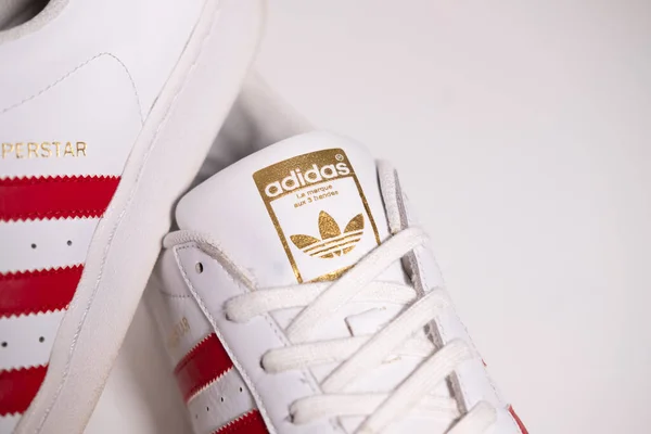 Кент Великобританія 2020 Adidas Originals Superstar Foundation Білий Червоний Тренери — стокове фото
