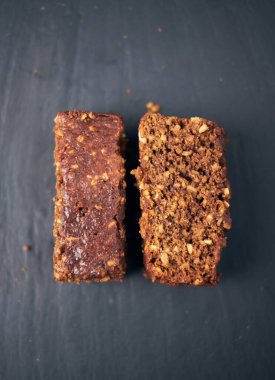 Kırsal bir tabakta servis edilen çikolatalı gözleme dilimi. Gurme ve şık bir kafe ve pastane ziyafeti. Şeker şekerler.. 