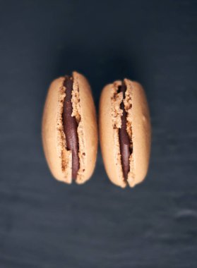 Kırsal bir tabakta servis edilen güzel bir çikolata kolleksiyonu Fransız badem kurabiyesi tatlı tatlı tatlı. Gurme ve şık bir kafe ve pastane ziyafeti. Şeker şekerler.. 