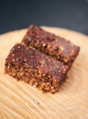 Çok güzel bir çikolatalı kek dilimi. Kırsal ahşap bir tabakta servis ediliyor. Gurme ve şık bir kafe ve pastane ziyafeti. Şeker şekerler.. 