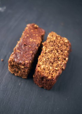 Kırsal bir tabakta servis edilen çikolatalı gözleme dilimi. Gurme ve şık bir kafe ve pastane ziyafeti. Şeker şekerler.. 