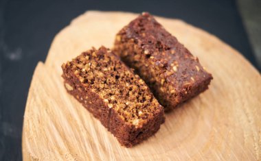 Çok güzel bir çikolatalı kek dilimi. Kırsal ahşap bir tabakta servis ediliyor. Gurme ve şık bir kafe ve pastane ziyafeti. Şeker şekerler.. 