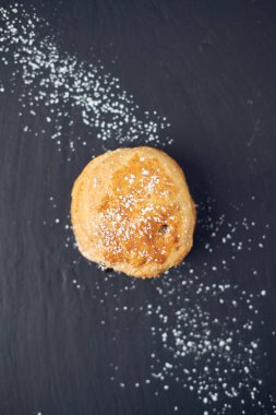 Çay, kahve, çilek reçeli ve pıhtılaşmış kremayla servis edilen güzel bir gurme çöreği. Geleneksel İngiliz yemekleri. Kakalar ve ikramlar