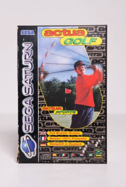 Kent, İngiltere, 01.01.2023 Orijinal bir Sega Saturn gerçek bir golf simülatörü video antika oyun diski ve kasa. Orijinal Sega oyun konsolu. Nadir bulunan klasik video oyunları.
