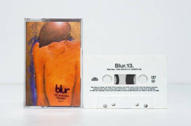 Kent, UK 01.01.2023 klasik İngiliz pop grubu Blur 13, Damon Alarm 'ın ikonik İngiliz müziği. Ses kasetleri var. Retro ses ve müzik kaydı. analog teyp müziği.
