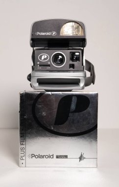 Kent, uk 05.09.2019 Bir Polaroid P 600 Anlık Kamera hazır fotoğraf makinesi film yapımcısı. Retro hipster modaya uygun klasik festival kameraları. Instagram fotoğrafçılığı retro Renk derecesini hisset.
