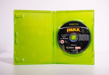 Kent, İngiltere, 01.01.2023 Orijinal Hulk XBOX Microsoft son derece yıkıcı video antika oyun diski ve davası. Orijinal Xbox konsol oyunu. Nadir bulunan klasik video oyunları.