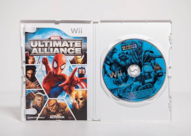 Kent, İngiltere 01.01.2023 Nintendo Wii beyaz izole edilmiş arka planda nihai ittifak oyunu. İkonik antika video oyun makinesi. Japon teknolojisi aile oyun eğlencesi.
