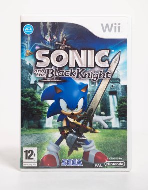 Kent, İngiltere 01.01.2023 Nintendo wii sonic ve siyah şövalye oyunu beyaz izole bir arka planda. İkonik antika video oyun makinesi. Ünlü sonik kirpi oyunları.