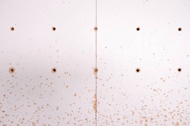 Endüstriyel, yıpranmış, kumlu kentsel ahşap bir panel. Şehir sokak dokusu ve çürüyen hava şehri ortamı. kum ve pürüzlü ahşap döşeme.