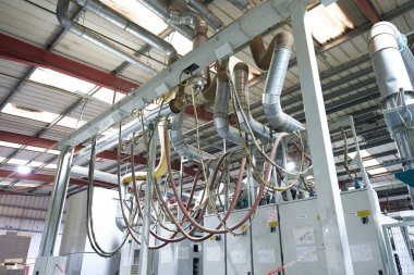 Endüstriyel metal hava akışı ve endüstriyel bir fabrikanın tavanında havalandırma boruları. Sağlık ve güvenlik için havayı temiz ve temiz tutmak. Sağlıklı temiz çalışma ortamı 