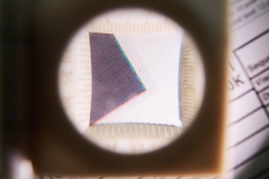 Yarım ton ve cmyk yazıcı mürekkebi kullanarak nokta matris yazdırma tekniğini gösteren detaylı bir büyüteç. Reklam ve karton kutu grafikleri ve logoları için büyük biçimlendirme.