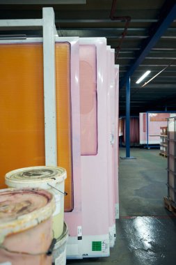 Endüstriyel lastik baskı kalıpları endüstriyel patinaj kalıpları için üretiliyor. Akrilik parşömen kauçuk pullar ve haritalar basıyor. Sanayi fabrikası ortamı. Büyük ölçekli üretim.