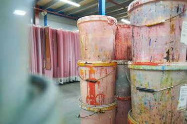 Endüstriyel kumaş ve duvar kağıdı boyası, plastik kovalarda. Kumaş boyası, giyim ve tekstil endüstrisi için renk oluşturmada kullanılır. Moda endüstrisi. Sönük renkler.