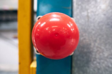 Büyük kırmızı bir alarm düğmesi. Elektrik üretim hattındaki fabrika mekanizması düğmeleri. Operasyon düğmeleri. Acil duruş. Koş ve ateşle. Yelpaze ve Yanıcı.