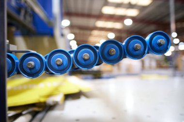 Tamamen otomatikleştirilmiş bir fabrikada boş bir endüstriyel taşıma bandı. Ağır endüstriyel malları insanlara ihtiyaç duymadan kolayca taşımak için patenci taşıyıcısı. Sanayi üretiminin geleceği.  