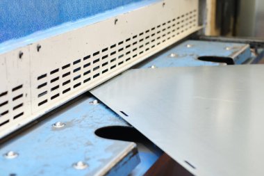 Metal fabrikasındaki bir metal bükme makinası. Ağır metal işleri ve endüstriyel makineler üreten endüstri. Çelik ve demir işe yarar..