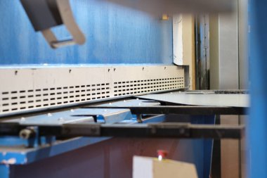 Metal fabrikasındaki bir metal bükme makinası. Ağır metal işleri ve endüstriyel makineler üreten endüstri. Çelik ve demir işe yarar..