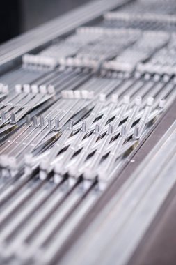 Endüstriyel bir fabrika ortamında endüstriyel, çelik ve metal bükme fabrikalarında endüstriyel, ağır iş rafları üzerine yığılmış galvanize çelik paten panjurları. Endüstriyel iş.