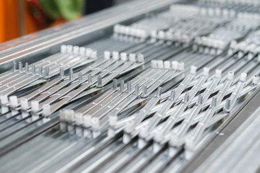 Endüstriyel bir fabrika ortamında endüstriyel, çelik ve metal bükme fabrikalarında endüstriyel, ağır iş rafları üzerine yığılmış galvanize çelik paten panjurları. Endüstriyel iş.