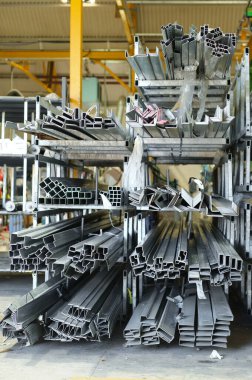 Metal çelik borular endüstriyel bir fabrika ortamında endüstriyel ağır iş üzerine yığılmıştı. Çelik ve metal bükme fabrikaları endüstrisinde. Endüstriyel iş.