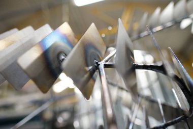 Sert paslı endüstriyel kaynaklı, lehimlenmiş metal doku, çizikler ve kullanım izleri gösteriyor. Endüstriyel, güzel bir arka plan. Katı metal bağlanması 