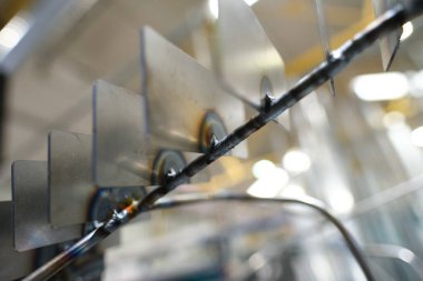 Sert paslı endüstriyel kaynaklı, lehimlenmiş metal doku, çizikler ve kullanım izleri gösteriyor. Endüstriyel, güzel bir arka plan. Katı metal bağlanması 