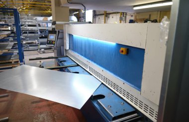 Metal fabrikasındaki bir metal bükme makinası. Ağır metal işleri ve endüstriyel makineler üreten endüstri. Çelik ve demir işe yarar..