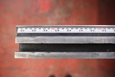 Metal bir objeyi incelemek ve ölçmek için bir ölçüm cihazı. Hassas ölçüm mekanik parçalarla gereklidir. Mühendislikte endüstri yöneticileri.