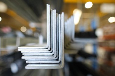 Metal çelik borular endüstriyel bir fabrika ortamında endüstriyel ağır iş üzerine yığılmıştı. Çelik ve metal bükme fabrikaları endüstrisinde. Endüstriyel iş.
