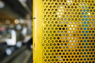 Sarıya boyanmış Galvanize edilmiş metal bir levha. Endüstriyel makine metal dokusu, çizik ve kullanım izleri gösteriyor. Güzel, endüstriyel, desenli arka plan 