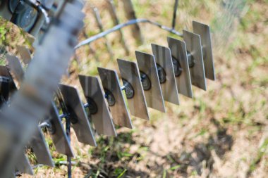 Sert paslı endüstriyel kaynaklı, lehimlenmiş metal doku, çizikler ve kullanım izleri gösteriyor. Endüstriyel, güzel bir arka plan. Katı metal bağlanması 