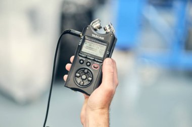 Kent, uk, 01.01.2024 bir tascam ses kaydedici ortam seslerini kaydediyor. Müzik ve ses kayıtları müzik yapmak ve ses efektleri yaratmak için toplanır.