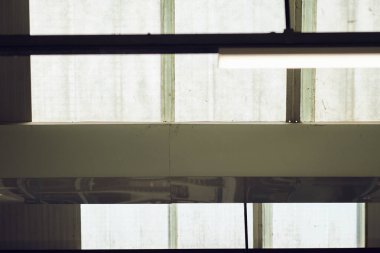 Endüstriyel imalat fabrikasının çatı penceresi. Retro ve klasik işyerleri. Pencere ve güneş ışığı güneşten gelir..