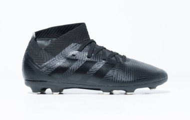 Kent, Uk 01.01.2023 Adidas Nemeziz 18.3 Shadow Mode çocukları sıkı futbol ayakkabıları. İkonik futbol ayakkabıları. saha futbol ayakkabıları.