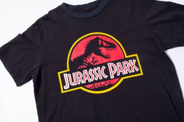 Kent, UK, 01.012023 Jurassic Park, hakiki Universal Studios Jaws tişörtü. Film ve film ticareti. Ünlü ikonik dinozor filmi.