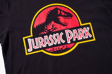 Kent, UK, 01.012023 Jurassic Park, hakiki Universal Studios Jaws tişörtü. Film ve film ticareti. Ünlü ikonik dinozor filmi.