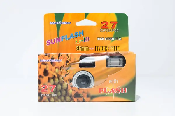 stock image london, england, 05/05/2018 An instant sunflash d10 disposable indoor and outdoor 35mm film camera. Camera 27 Exposures. vintage hipster style camera making a fashionable come back 