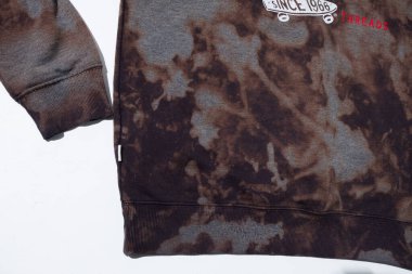 Kent, Uk 01.01.2024 ender bulunan eski model Tye marka minibüs hippi kapüşonlu kapüşonlu kapüşonlu. Kaykay modası ve ikonik sokak kıyafetleri. 1968 orijinal moda.